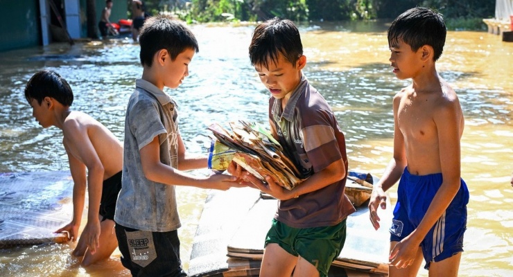 Các em học sinh vùng lũ Lạng Sơn thu gom sách vở để hong khô. Ảnh: ND