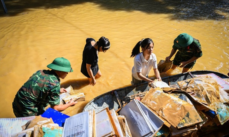 ‘Phơi chữ’ giữa rốn lũ Lạng Sơn - 3