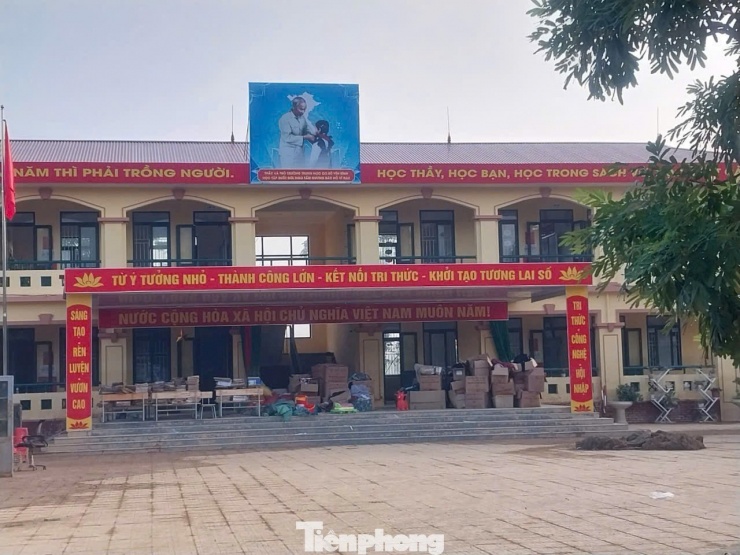 Đồ dùng, sách vở đã được hong khô, lau chùi sạch sẽ sẵn sàng cho buổi học đầu tiên sau lũ. Ảnh: Duy Chiến.