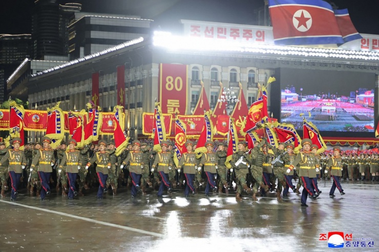 Triều Tiên tối 10/10 tổ chức duyệt binh quy mô lớn tại quảng trường Kim Nhật Thành ở trung tâm thủ đô Bình Nhưỡng, nhân kỷ niệm 80 năm ngày thành lập Đảng Lao động.