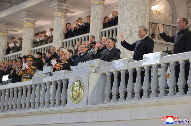 Tham dự sự kiện có Tổng Bí thư, Chủ tịch Quốc vụ Kim Jong-un cùng Tổng Bí thư Tô Lâm, Thủ tướng Trung Quốc Lý Cường, Chủ tịch Đảng Nước Nga Thống nhất Dmitry Medvedev và nhiều quan khách.