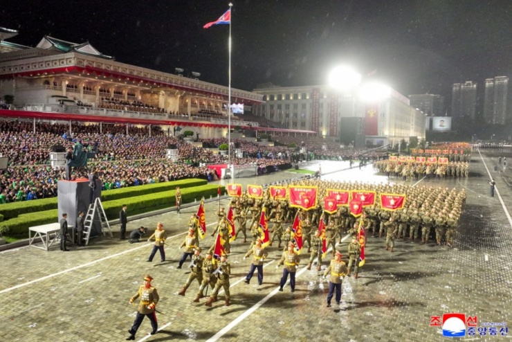 Buổi lễ diễn ra trong thời tiết có mưa khá lớn.