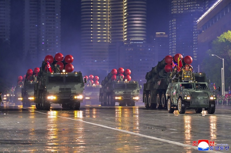 Các xe bệ phóng pháo phản lực siêu lớn xuất hiện trong lễ duyệt binh. Những hệ thống này sử dụng rocket có tầm bắn 100-400 km tùy phiên bản, trong đó lớn nhất là mẫu có đường kính 600 mm.