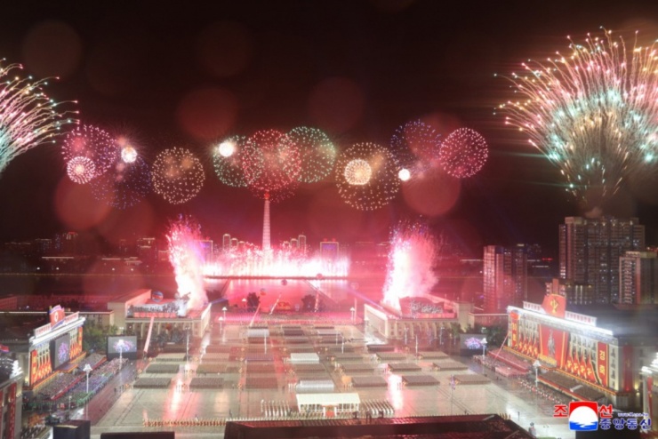 Màn trình diễn pháo hoa tại lễ duyệt binh ở thủ đô Bình Nhưỡng tối 10/10.