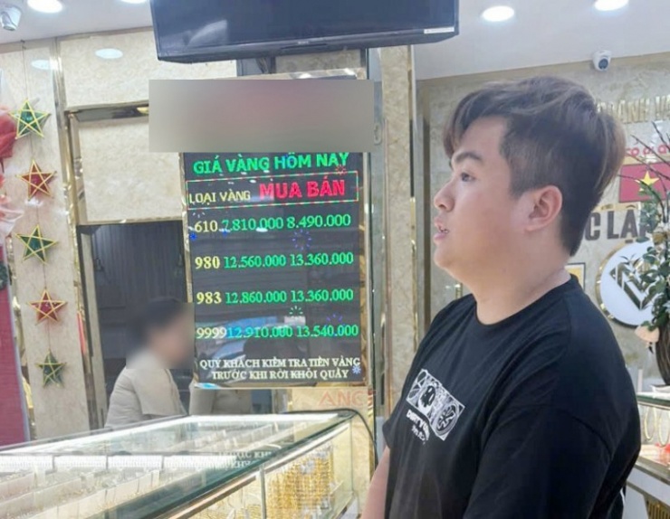 Đối tượng Phát tại nơi bán vàng trộm được của chị H. 