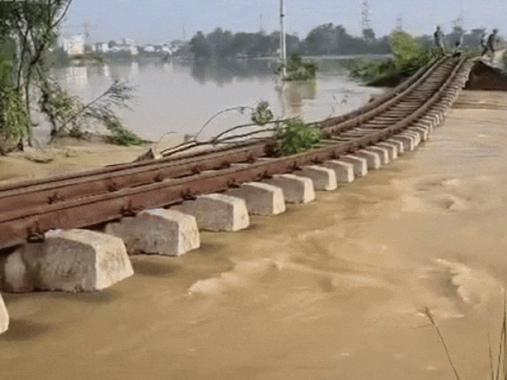 Nước lũ cuốn trôi nền đường sắt Hà Nội - Thái Nguyên, đơn vị quản lý lên tiếng