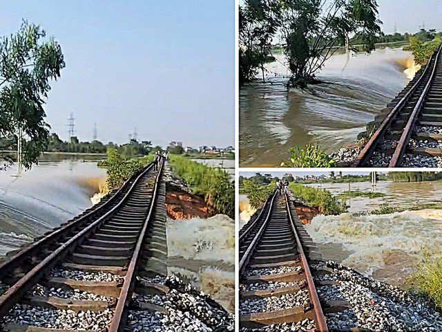 Nền đường sắt dài gần 30 m qua xã Trung Giã, Hà Nội bị nước lũ cuốn trôi, trơ hai thanh ray treo lơ lửng, khiến hoạt động chở hàng trên tuyến Hà Nội - Thái Nguyên tạm dừng.