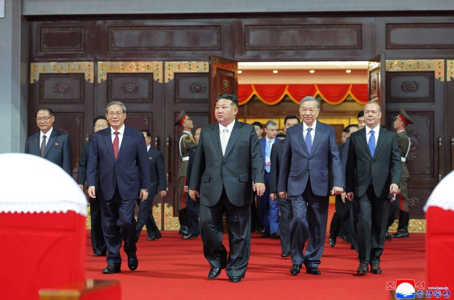 Từ trái qua: Thủ tướng Trung Quốc Lý Cường, nhà lãnh đạo Triều Tiên Kim Jong-un, Tổng Bí thư Đảng Cộng sản Việt Nam Tô Lâm và Phó Chủ tịch Hội đồng An ninh Nga Dmitry Medvedev (phải) đến tham dự lễ kỷ niệm 80 năm thành lập Đảng Lao động Triều Tiên tại Bình Nhưỡng - Ảnh: KCNA/AP