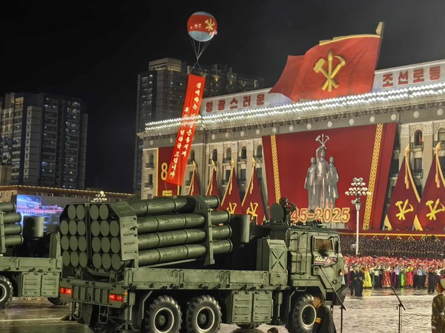 Chùm ảnh: Triều Tiên duyệt binh trong đêm kỷ niệm 80 năm ngày thành lập Đảng Lao động - 9