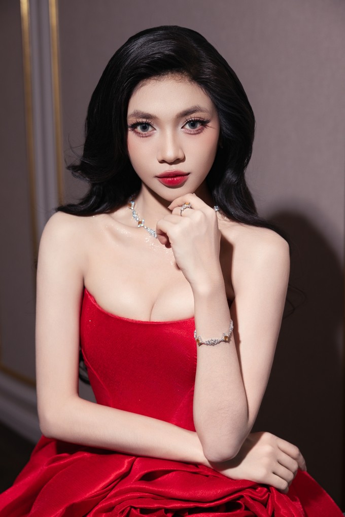 Từ hai bàn tay trắng, Minh Kiên giờ có thể phụ giúp mẹ tiền sinh hoạt. Ảnh: NVCC