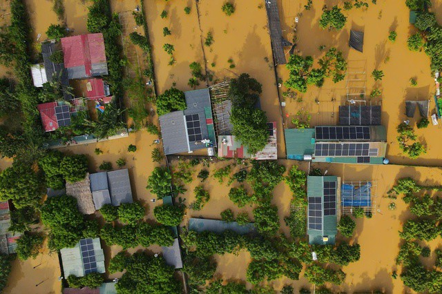 Lũ trên các sông đang xuống, Hà Nội vẫn còn những điểm ngập sâu đến 2m - 1