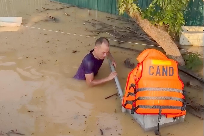 Lặn xuống nước lũ phá khóa cứu dân mắc kẹt - 1