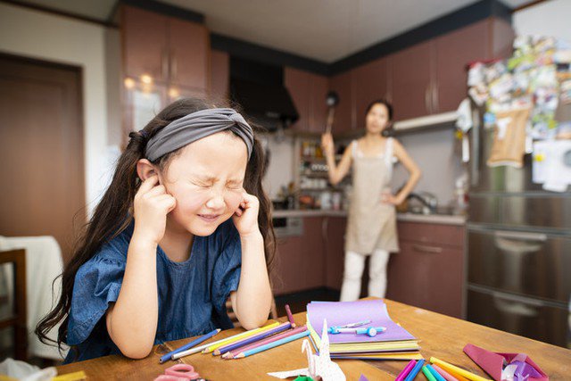 Cha mẹ dễ nổi cáu khi kết quả học tập của con không được như kỳ vọng. Ảnh minh họa