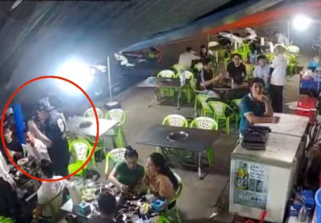 Hình ảnh người đàn ông qua bàn mời cô gái uống bia nhưng bị từ chối