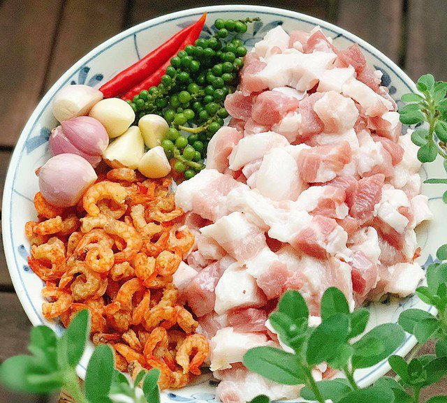 Nguyên liệu chuẩn bị sẵn để làm kho quẹt. Ảnh Hồng Nghĩa