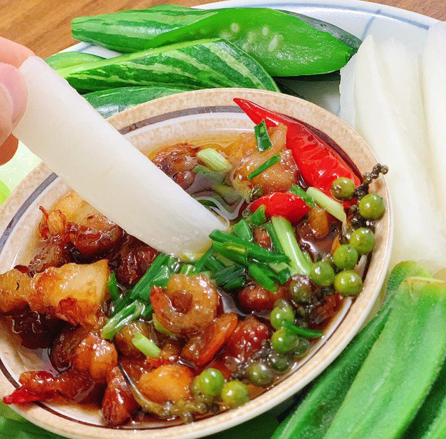 Món kho quẹt nóng hổi dùng với cơm trắng, cơm cháy hay chỉ cần chấm rau cũng rất ngon. Món ăn vừa mặn ngọt, cay nhẹ, bảo quản trong hũ kín có thể dùng 3–4 ngày mà vẫn thơm ngon, đảm bảo dinh dưỡng. Ảnh Hồng Nghĩa