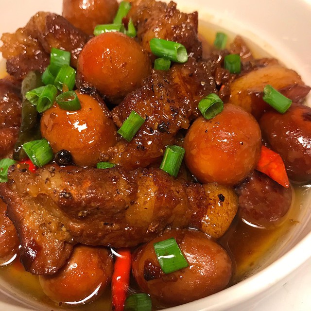 Món này ăn kèm cơm trắng, dưa cải muối hay dưa món đều rất "đưa cơm" và đủ chất cho cả gia đình.