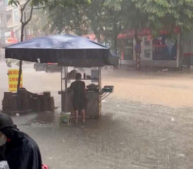 Theo thống kê của lực lượng chức năng gồm Đội CSGT địa bàn và Công ty Thoát nước Hà Nội, mưa sáng nay khiến hơn 10 điểm ngập trên các tuyến phố, mức nước dao động từ 10 đến 30 cm.