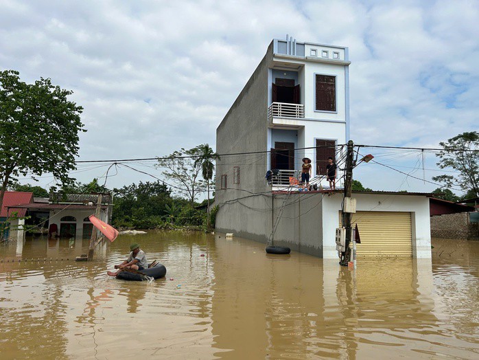 Đến trưa 11-10, nhiều khu vực tại thông Bến Phà, xã Tiên Lục nước vẫn ngập sâu gần 2 mét