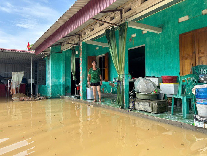 Một số khu vực nước rút chậm, người dân trở về dọn dẹp trong nhà.