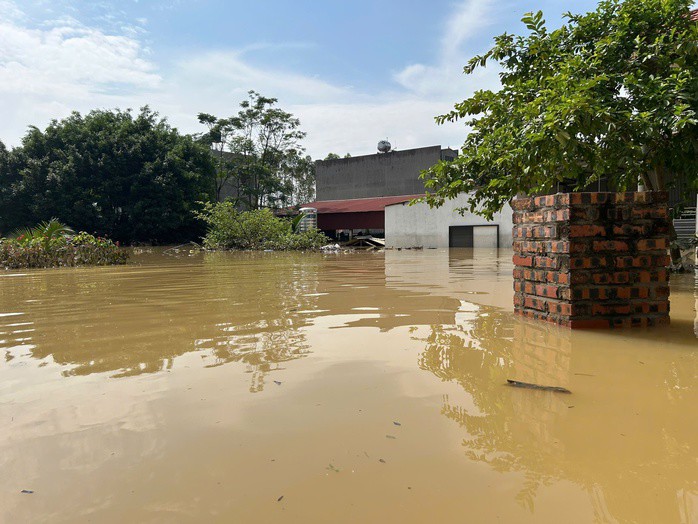 Nhà dân ngập sâu, cô lập hoàn toàn đã 3 ngày