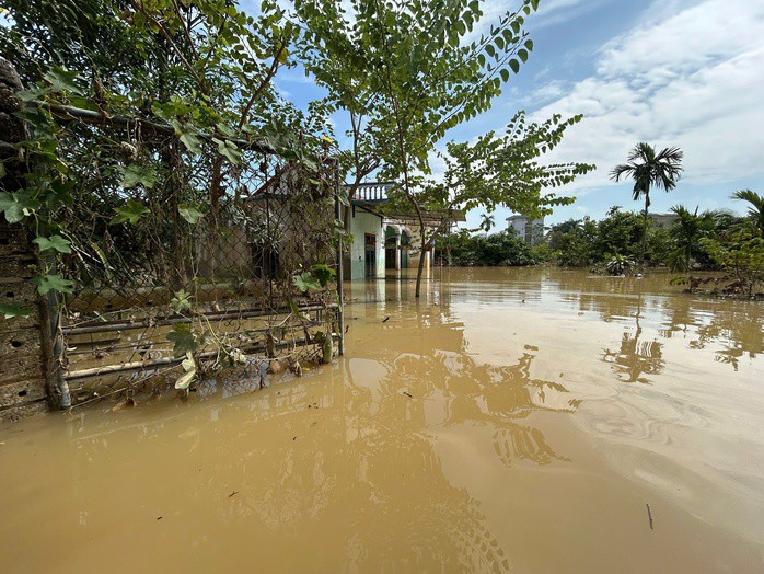 Người dân sơ tán đến nơi an toàn, không kịp di dời tài sản