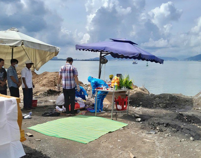 Cơ quan chức năng khám nghiệm tử thi, làm rõ nguyên nhân tử vong của nam tài xế