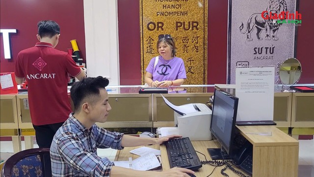 Ghi nhận của phóng viên tại cửa hàng bạc Ancarat (phố Xã Đàn, TP Hà Nội). Ảnh: Bảo Loan