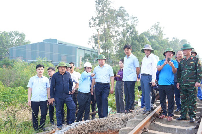 Chủ tịch UBND TP Hà Nội Trần Sỹ Thanh thị sát, kiểm tra vùng lũ