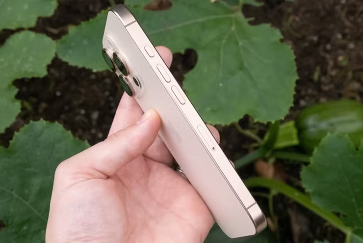 Khung titan trên iPhone 16 Pro tạo cảm giác thiết kế tinh tế.