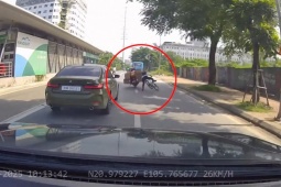 Clip: Xe máy chở hàng cồng kềnh quệt ngã học sinh đi xe đạp ngay trước đầu ô tô