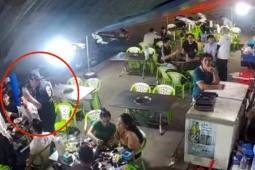 An ninh - Xã hội - CLIP: Bị cô gái từ chối uống bia, người đàn ông làm càn khiến cả quán náo loạn