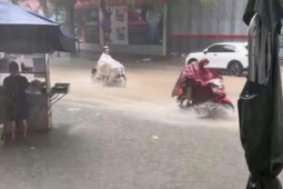 Tin tức trong ngày - Hà Nội xuất hiện hơn 10 điểm ngập sau trận mưa sáng 11/10