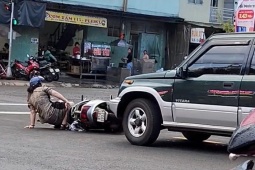 Bị nghi cố tình tông xe máy chở trẻ nhỏ: Tài xế xe 5 chỗ nói gì?