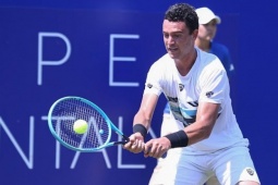 Ngã ngửa tay vợt tennis bị cấm thi đấu 4 năm vì...hôn gái lạ