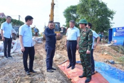 Tin tức trong ngày - Chủ tịch UBND TP Hà Nội Trần Sỹ Thanh thị sát vùng ngập do lũ