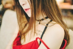 Chồng thân mật bên gái trẻ chỉ hơn con tôi vài tuổi