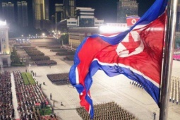 Chùm ảnh: Triều Tiên duyệt binh trong đêm kỷ niệm 80 năm ngày thành lập Đảng Lao động