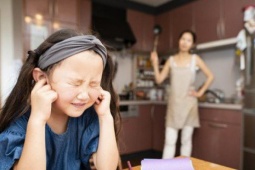 Vì sao cha mẹ hay nổi nóng khi kèm con học bài?: Lý do ai cũng bất ngờ