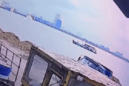 Tin tức trong ngày - Clip: Nam tài xế cùng xe ben trượt xuống biển ở Cảng Tiên Sa