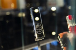 Bí mật chưa từng bật mí về việc sản xuất smartphone siêu sang