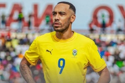 Cựu sao Arsenal ghi 4 bàn và ăn thẻ đỏ, đua vé World Cup nghẹt thở