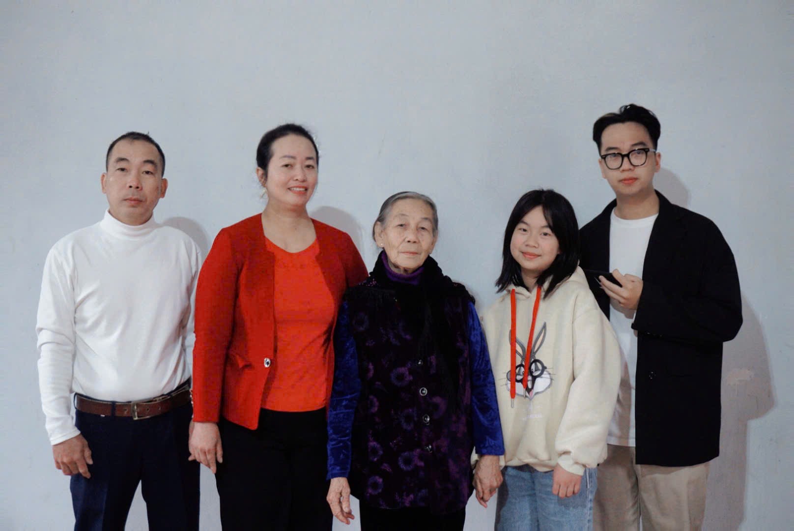 Ông Tuyên (ngoài cùng bên trái) đã nhặt được "tách trà khổng lồ" ở ánh đồng phía trước nhà