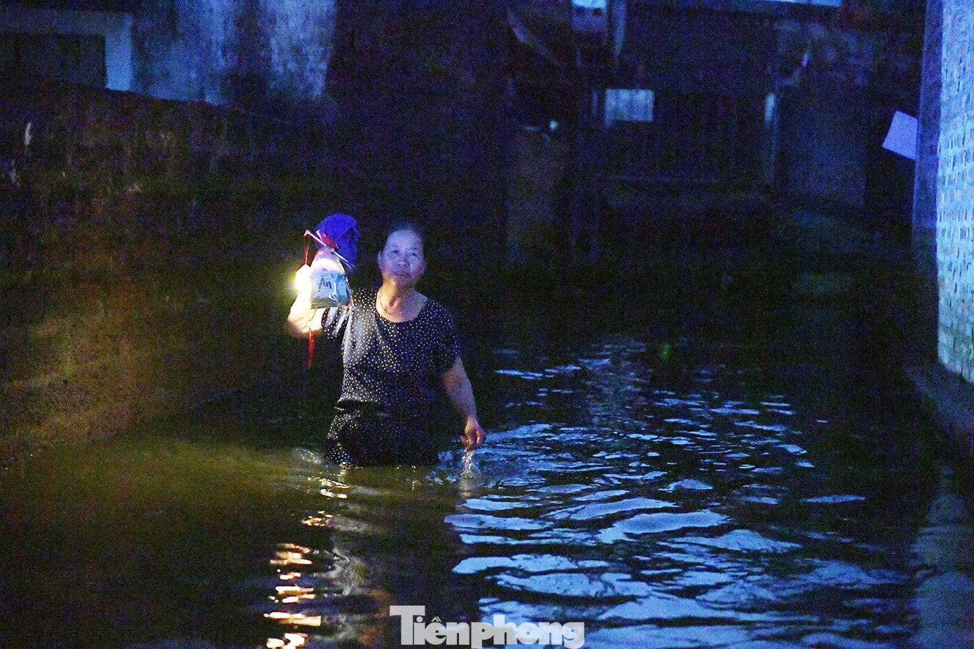 Những ngôi nhà trong biển nước ở ngoại thành Hà Nội - 15