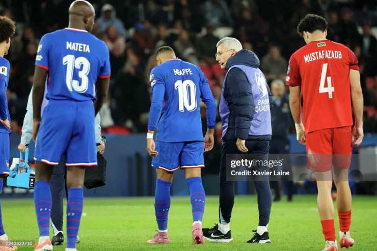 Mbappe lầm lũi rời sân