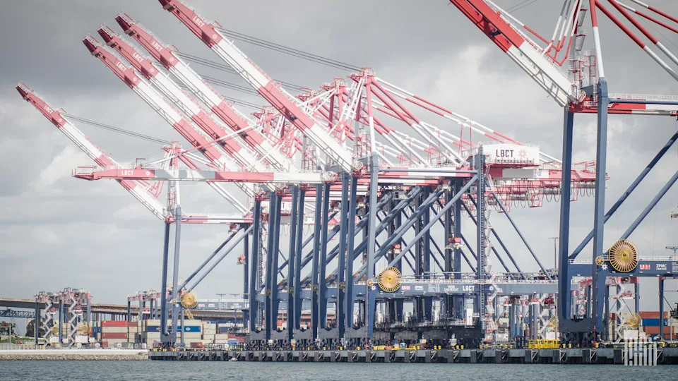 Cần cẩu ZPMC tại Cảng Long Beach.&nbsp;