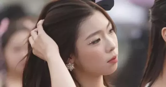 Hàng vạn em xinh đổ về Mỹ Đình