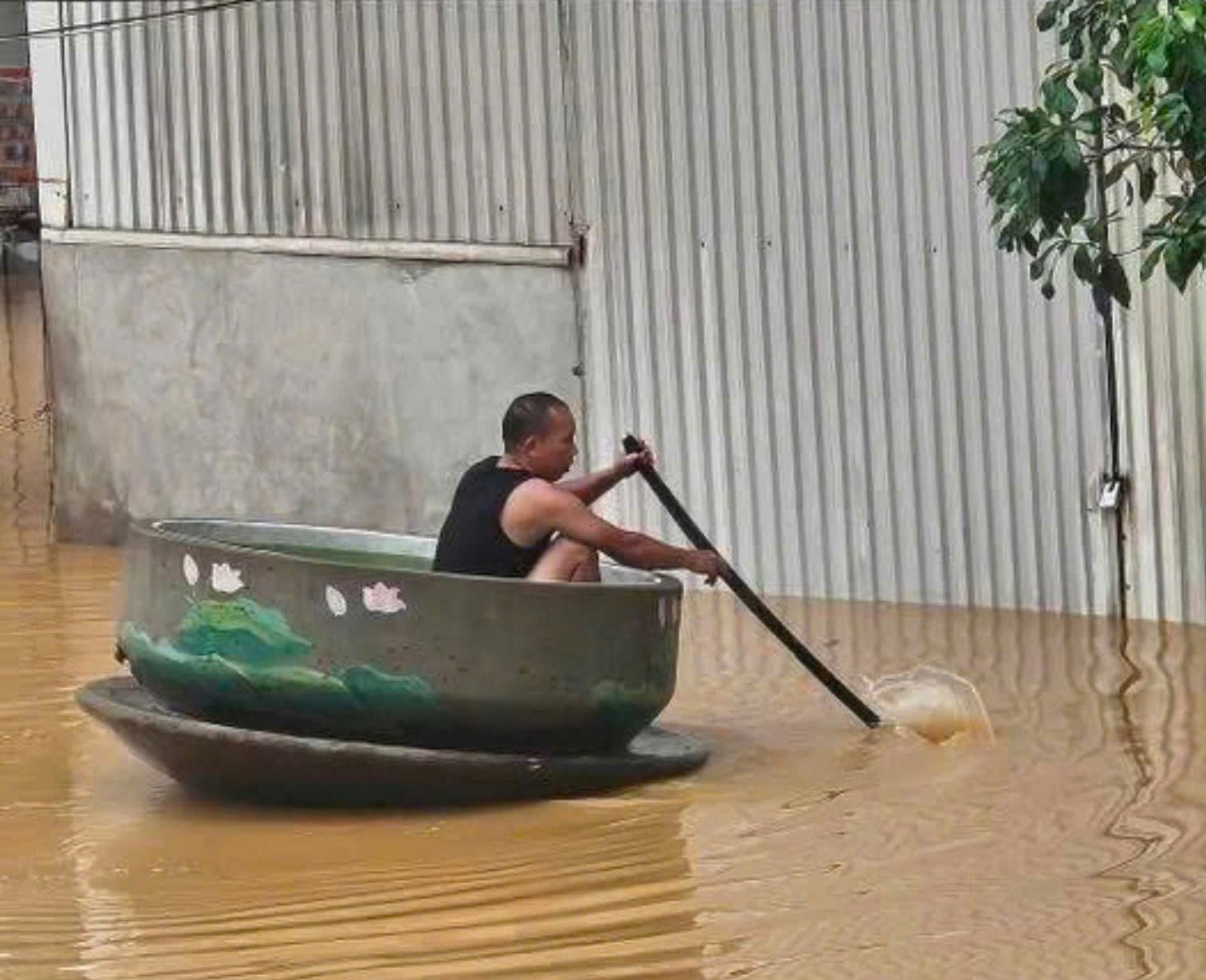 Ông Tuyên dùng "tách trà khổng lồ" di chuyển nhận đồ cứu trợ cho gia đình và hàng xóm