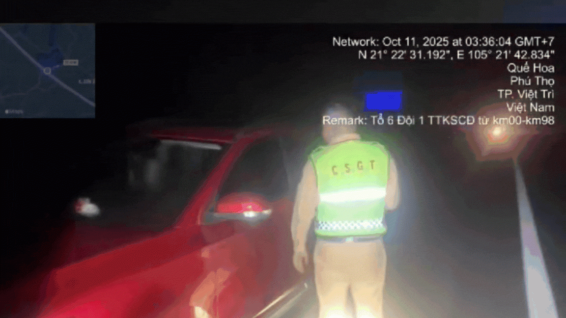 Tuần tra trên cao tốc Nội Bài - Lào Cai vào sáng 11/10, CSGT phát hiện 1 phương tiện dừng đỗ sai quy định, tiếp cận kiểm tra thì thấy tài xế say rượu đã ngủ gật trong xe.