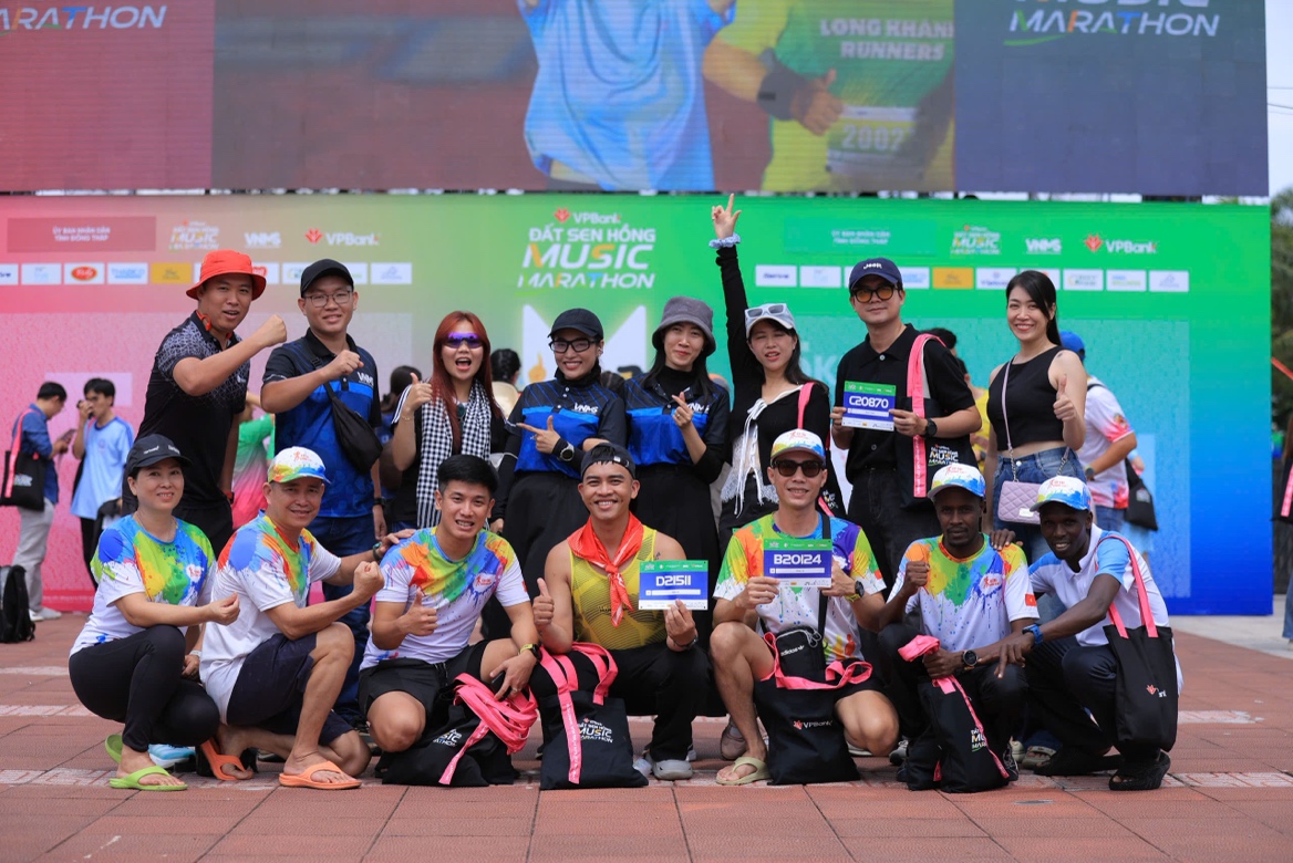 Dàn trai xinh gái đẹp nô nức “check in” tại VPBank Đất Sen Hồng Music Marathon 2025 - 7